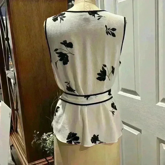 Vince Camuto V-neck sleeveless top. Size S, Fits like a medium. - Picture 2 of 8